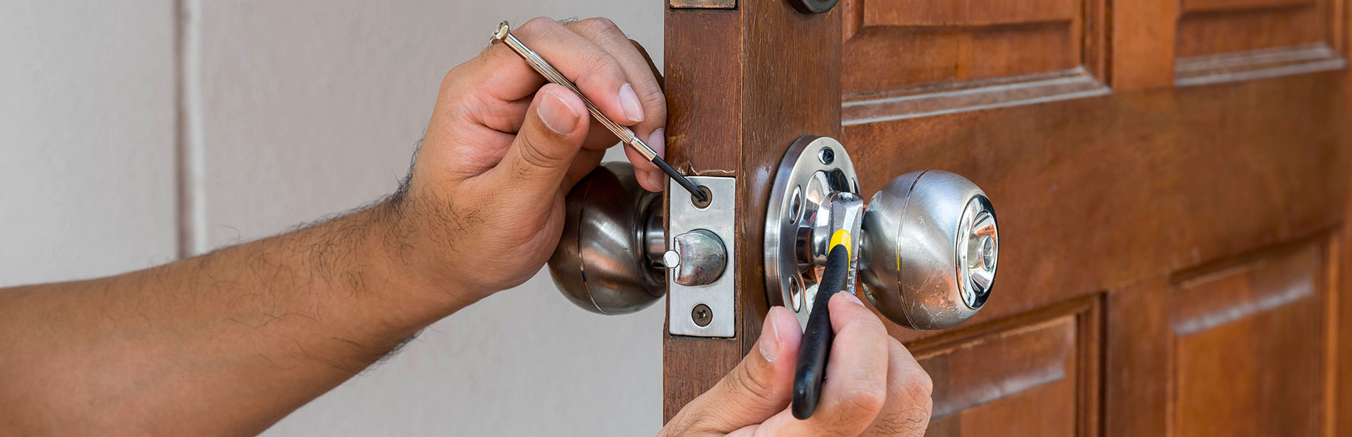 Colocamos cerraduras y cerrojos
